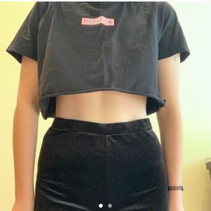 CROPPED BLACK TEE SHIRT